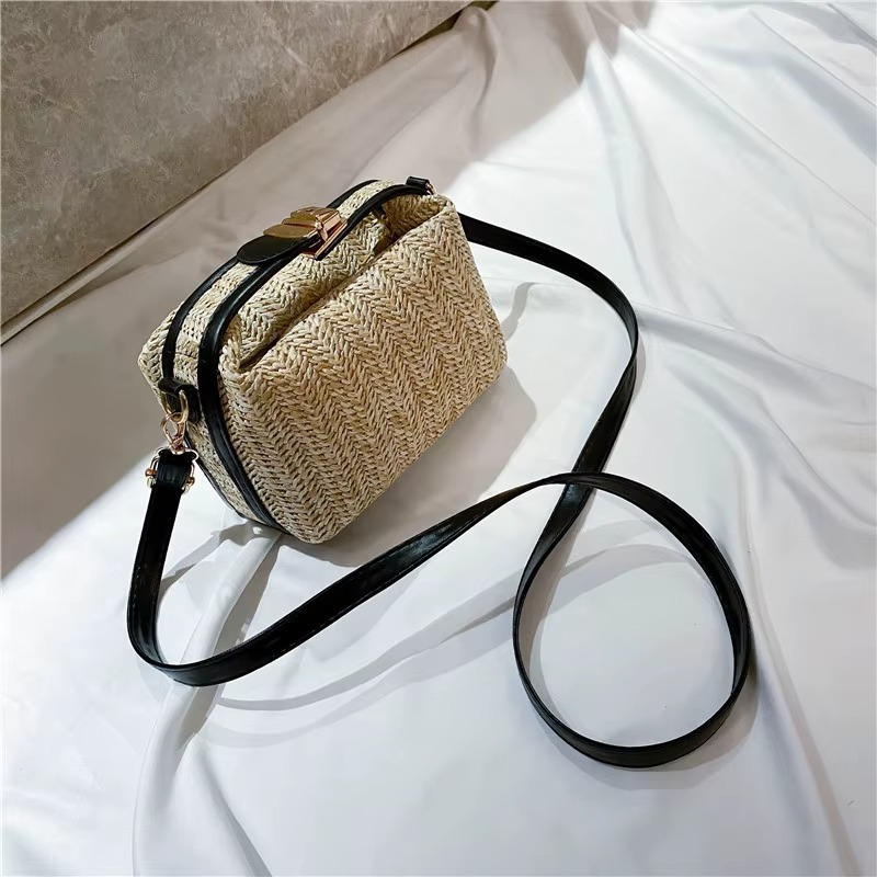 Sac en paille vintage rigide avec poignée et fermoir doré, bandoulière fine noire, vue de côté